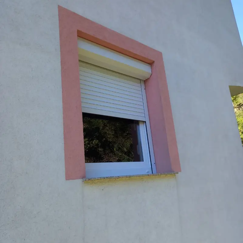 PVC prozor s ALU roletnom na fasadi kuće