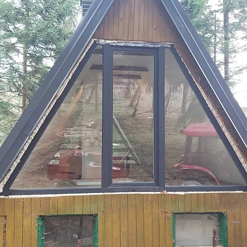 Trokutasta staklena stijena od PVC stolarije na A-vikendici