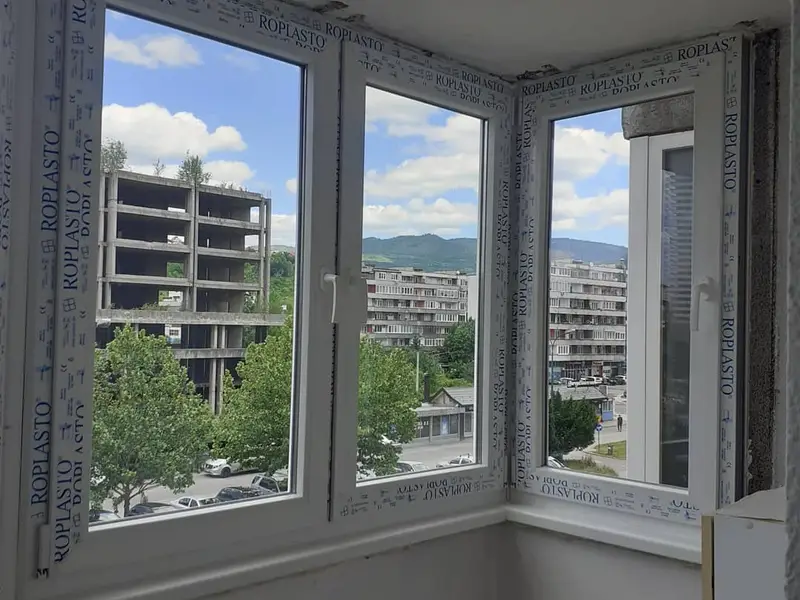 Ugaoni PVC prozori u stanu, s pogledom na Sarajevo